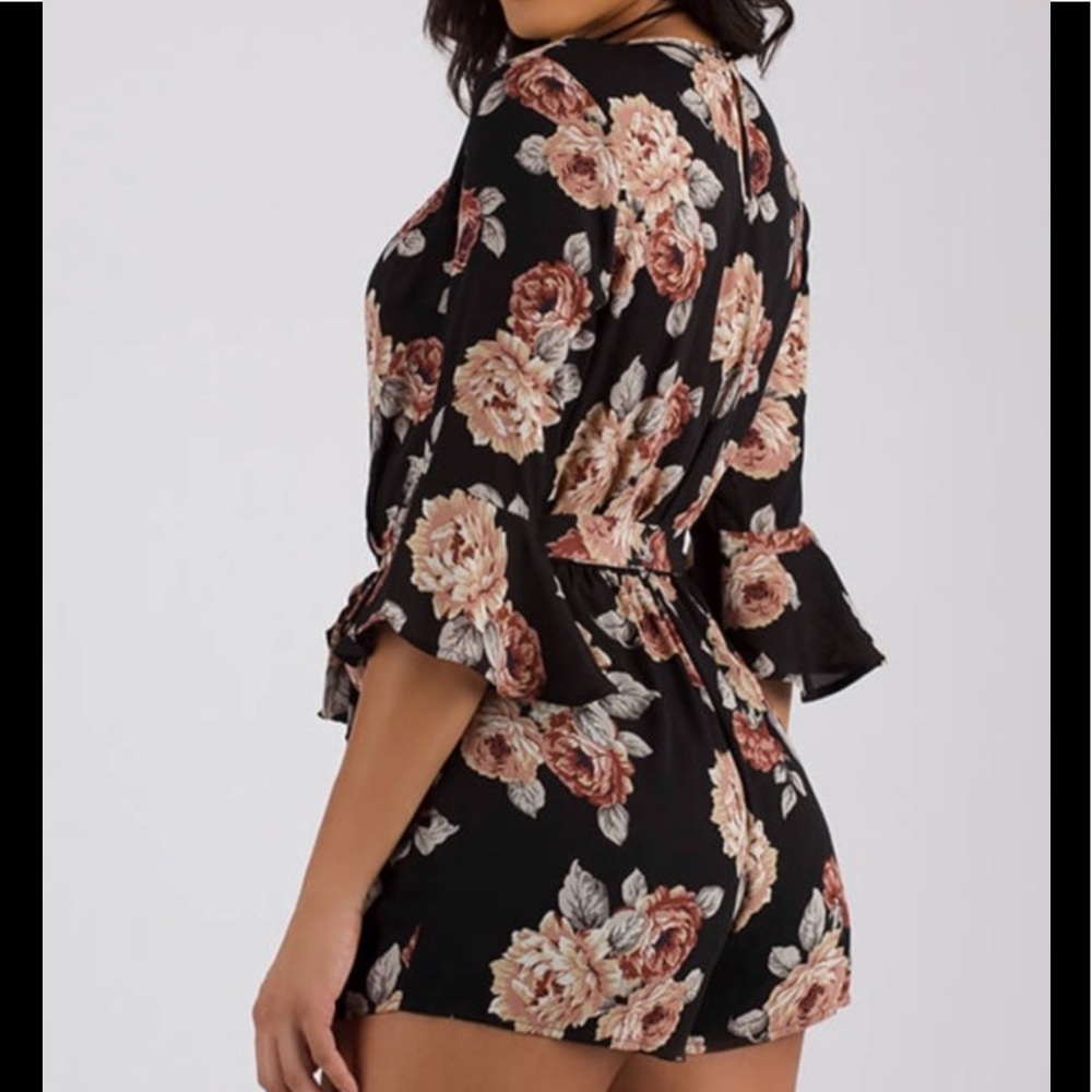 ✨LAST ONE✨Floral Bell Sleeve Romper♥️ - Picture 3 of 8